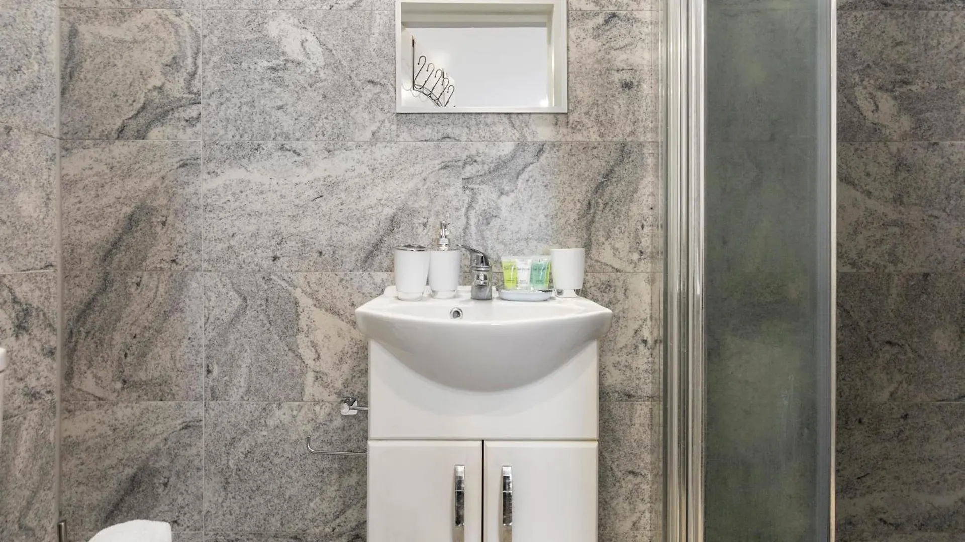 Trendy Twin Studio Modern Comfort For 2! Apartman London