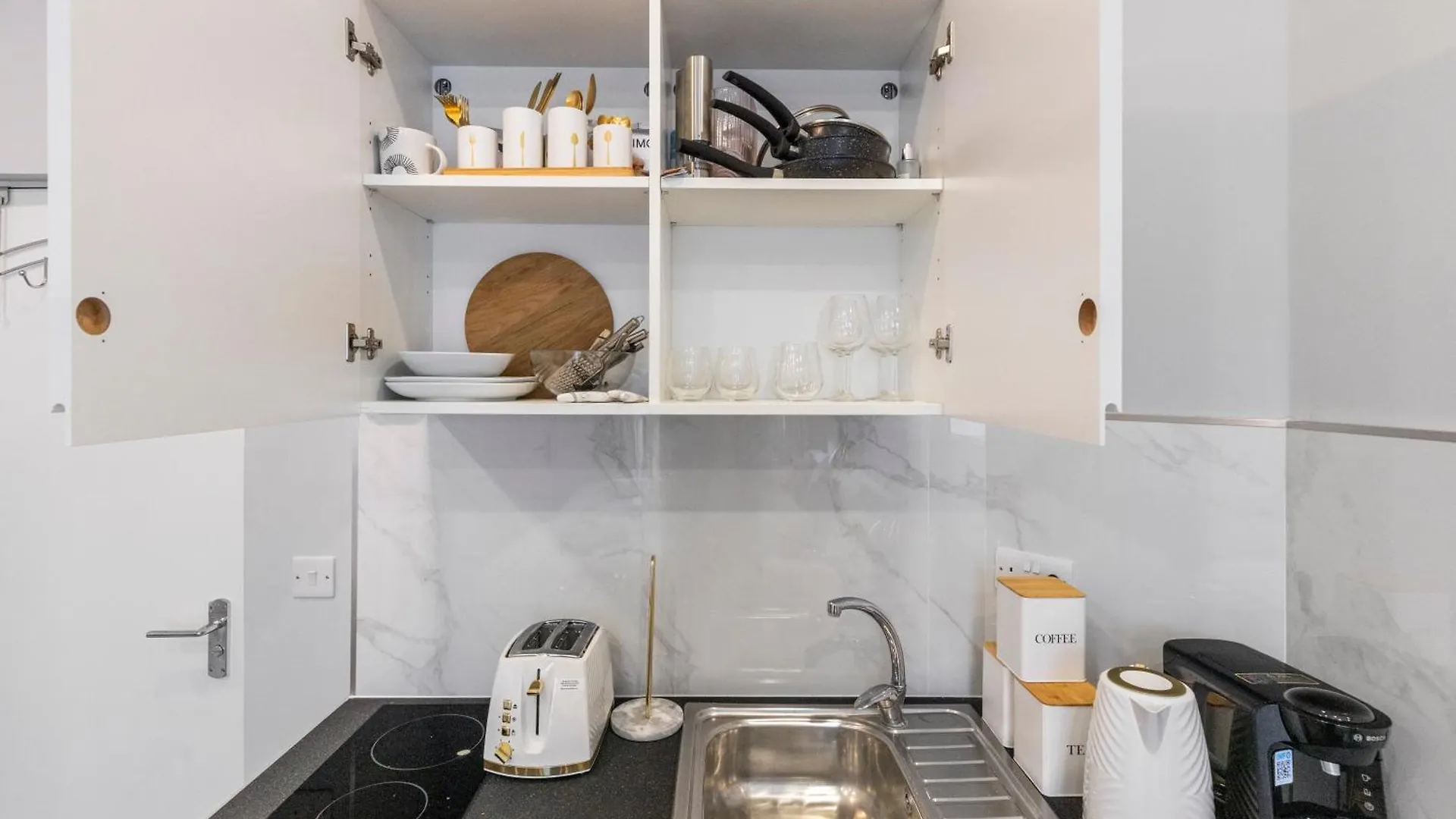 Trendy Twin Studio Modern Comfort For 2! Apartman London