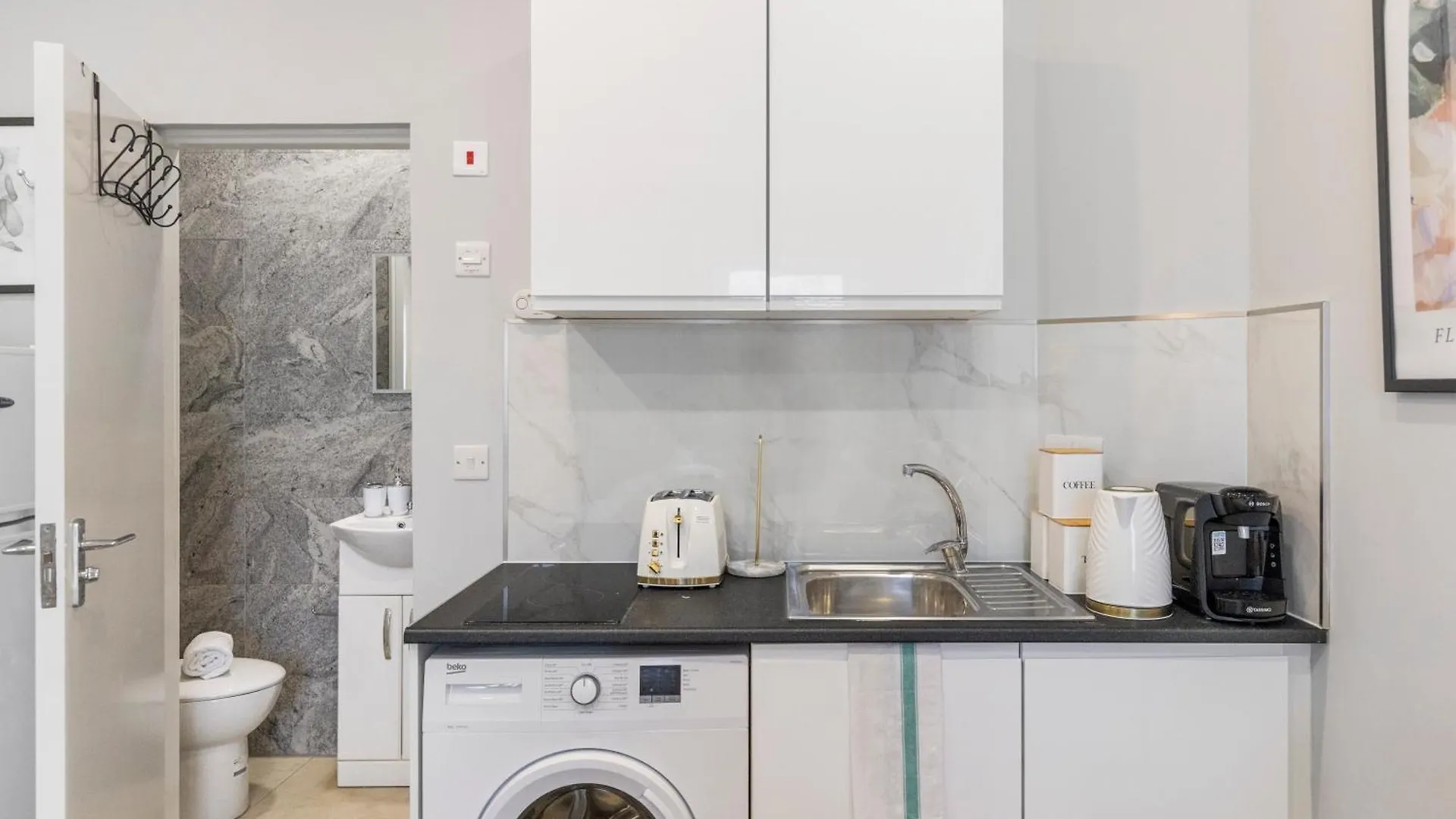 Trendy Twin Studio Modern Comfort For 2! Apartman London