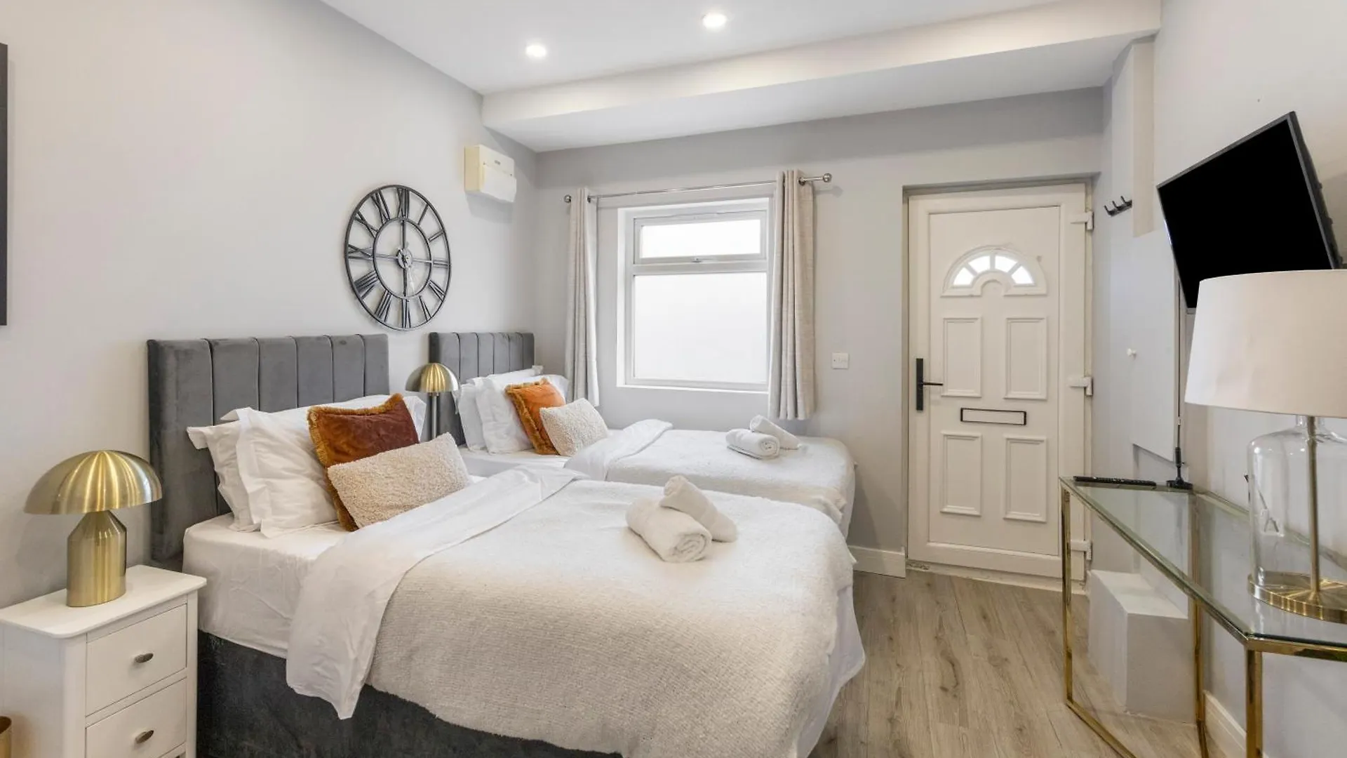 Trendy Twin Studio Modern Comfort For 2! Apartman London