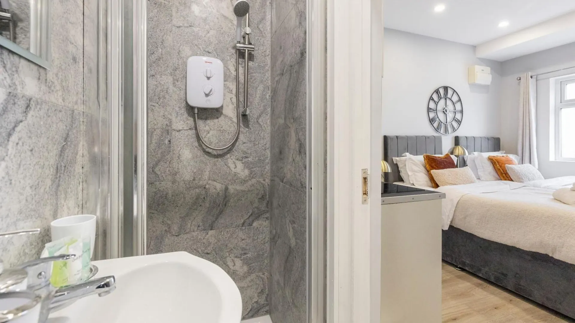 Trendy Twin Studio Modern Comfort For 2! Apartman London