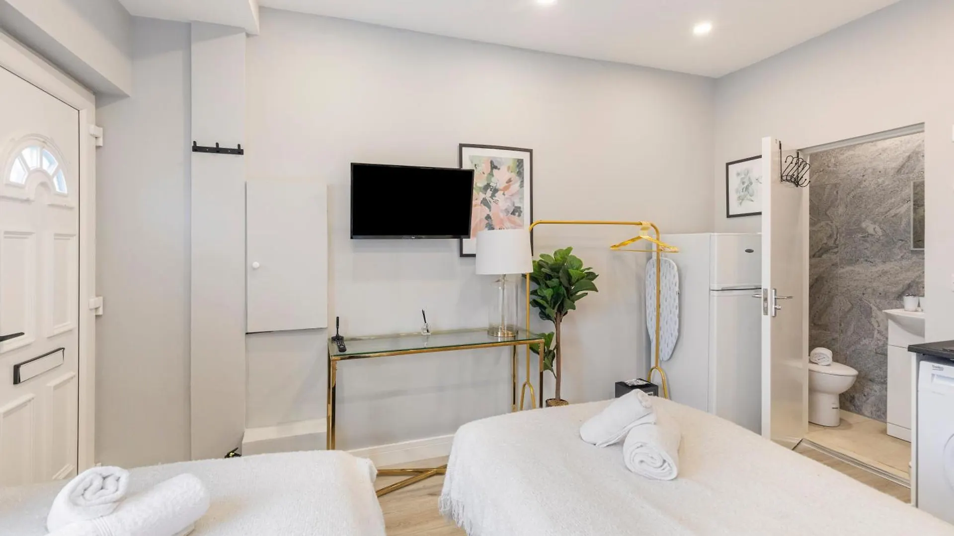 Trendy Twin Studio Modern Comfort For 2! Apartman London