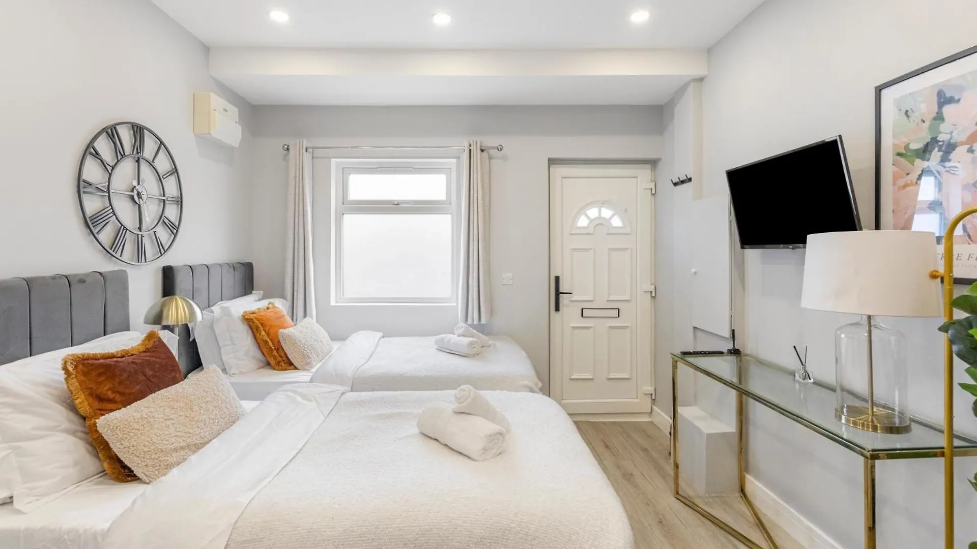 Trendy Twin Studio Modern Comfort For 2! Apartman London