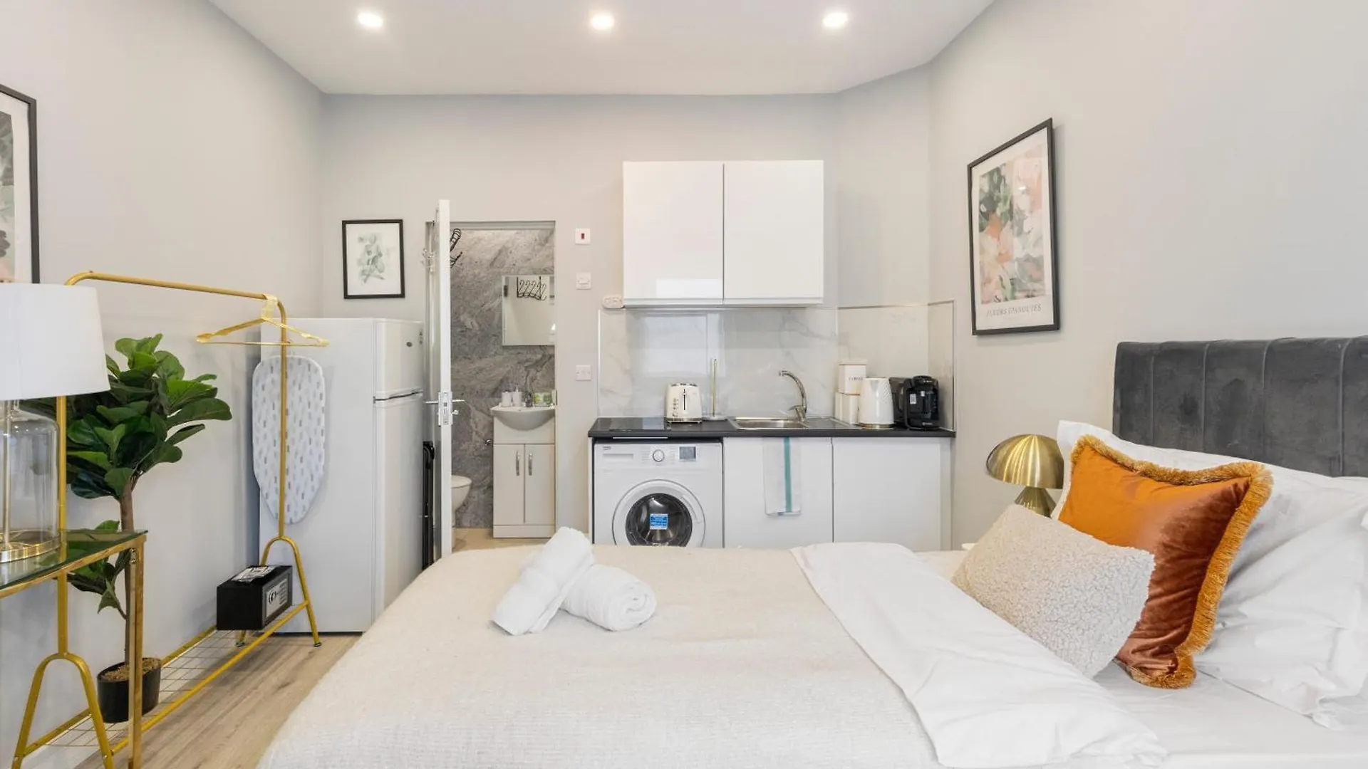Trendy Twin Studio Modern Comfort For 2! Apartman London