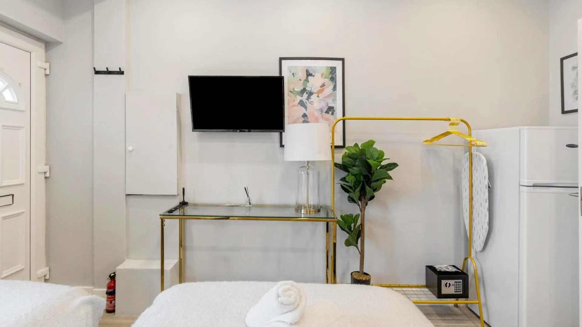 Trendy Twin Studio Modern Comfort For 2! Apartment London